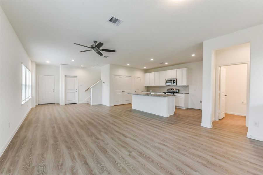Spacious, unfurnished interior of a new home in King Oaks Village, Baytown (Image 32).