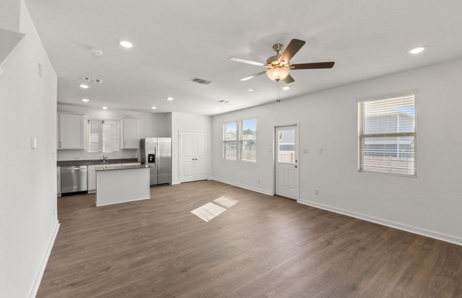 Spacious, unfurnished interior of a new home in Sunfield, Buda (Image 27).