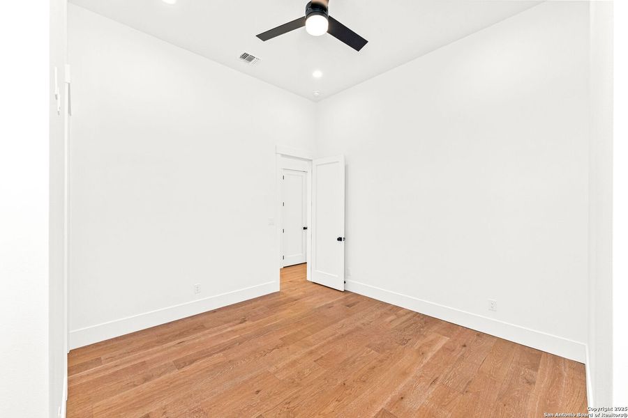 Spacious, unfurnished interior of a new home in , Bandera (Image 25).