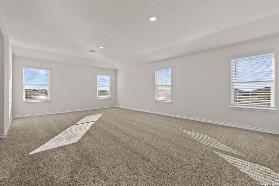 Spacious, unfurnished interior of a new home in Redbird Ranch, San Antonio (Image 31).