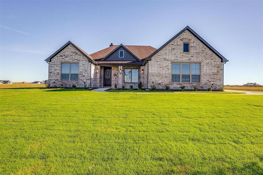 Craftsman house featuring a front lawn