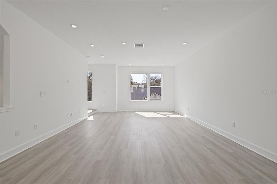 Spacious, unfurnished interior of a new home in Alante, St. Petersburg (Image 31).