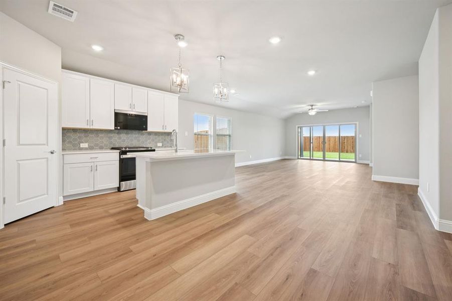Spacious, unfurnished interior of a new home in Westmoor, Sherman (Image 21).