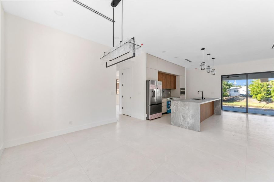 Spacious, unfurnished interior of a new home in , Coconut Creek (Image 38).