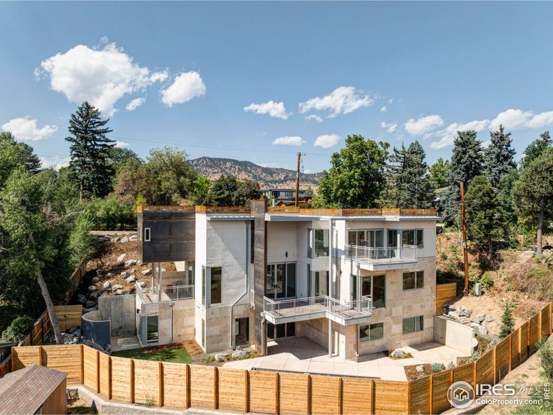 Expertly designed by one of Boulder's finest architects, this 4,428-square-foot modern masterpiece delivers a dramatic three-level layout that takes full advantage of its commanding hillside position and mesmerizing mountain vistas.