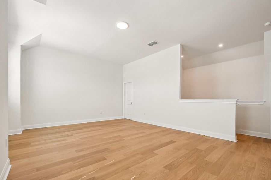 Spacious, unfurnished interior of a new home in Persimmon, Buda (Image 26).