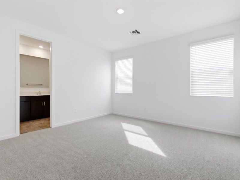 Spacious, unfurnished interior of a new home in San Tan Groves - Classic Series, San Tan Valley (Image 8).