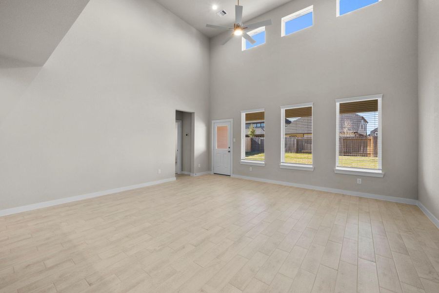 Spacious, unfurnished interior of a new home in Barton Creek Ranch, Conroe (Image 33).