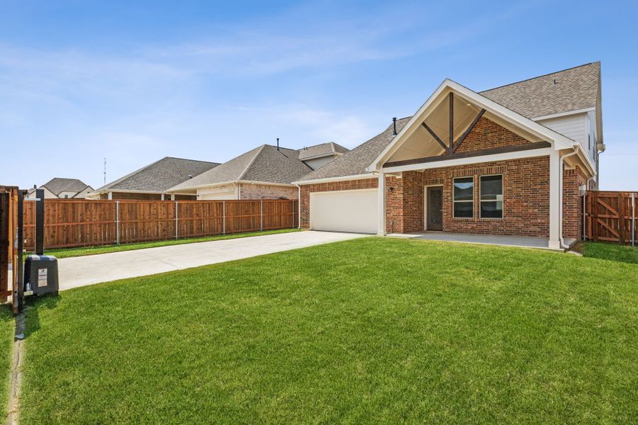 Exterior details and patio area of a home in Dove Hollow, Waxahachie (Image 4).