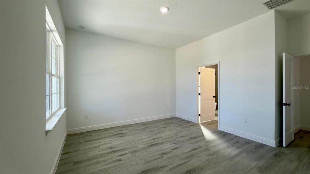 Spacious, unfurnished interior of a new home in , Ocala (Image 29).