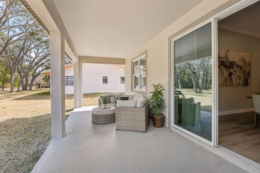 Exterior details and patio area of a home in Sugarmill Woods, Homosassa (Image 3).