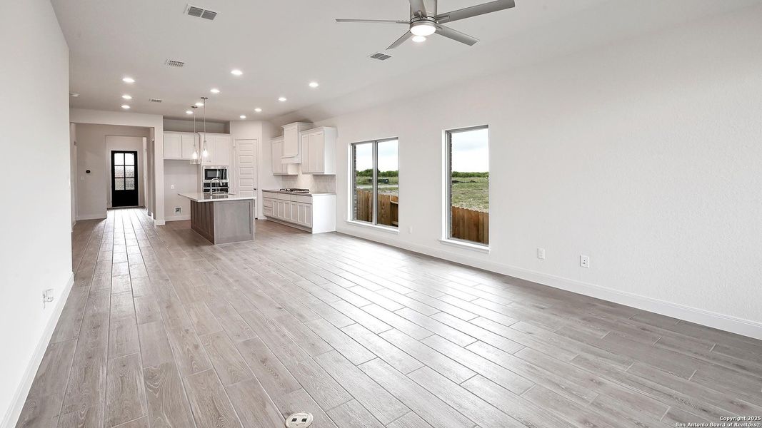Spacious, unfurnished interior of a new home in Homestead 55', Cibolo (Image 18).