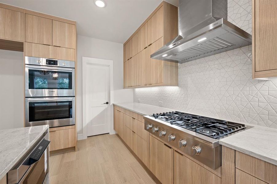 Your inner chef will love creating culinary masterpieces in this dream kitchen featuring top of the line appliances!