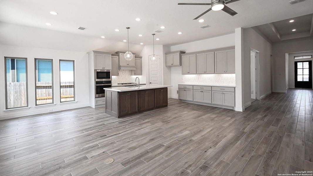 Spacious, unfurnished interior of a new home in Veramendi 60', New Braunfels (Image 17).