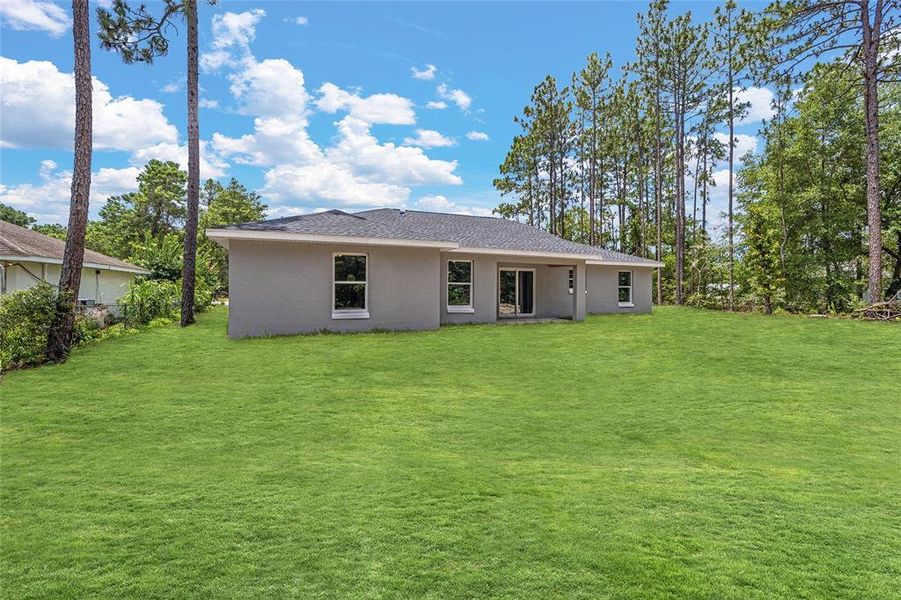Exterior details and patio area of a home in , Dunnellon (Image 3).