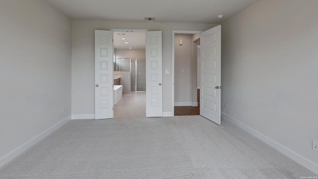 Spacious, unfurnished interior of a new home in Haby Hill, San Antonio (Image 20).
