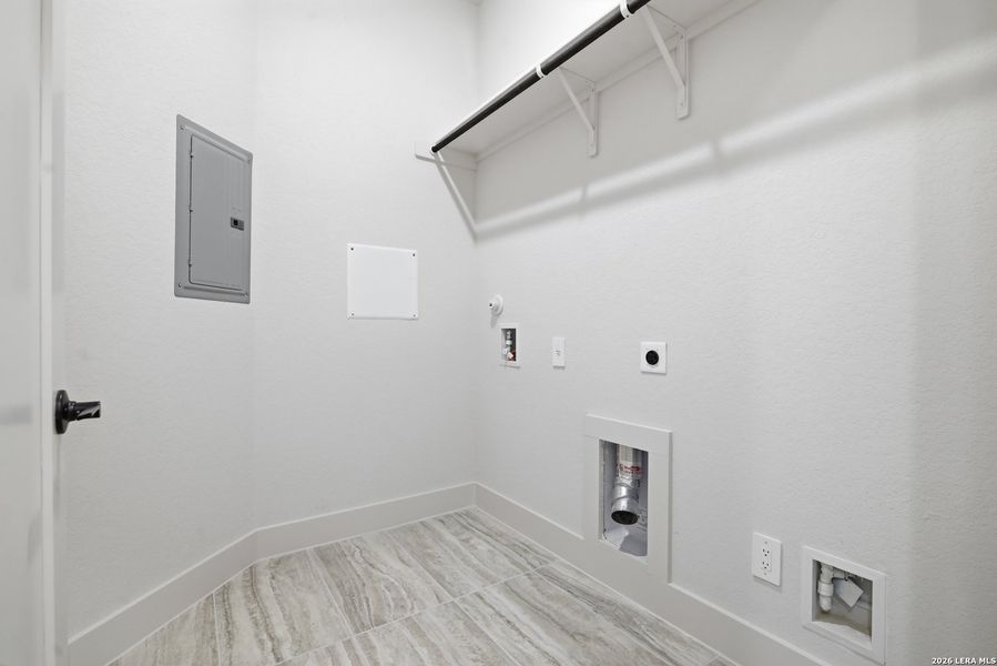 Spacious, unfurnished interior of a new home in Haby Hill 50s, San Antonio (Image 31).