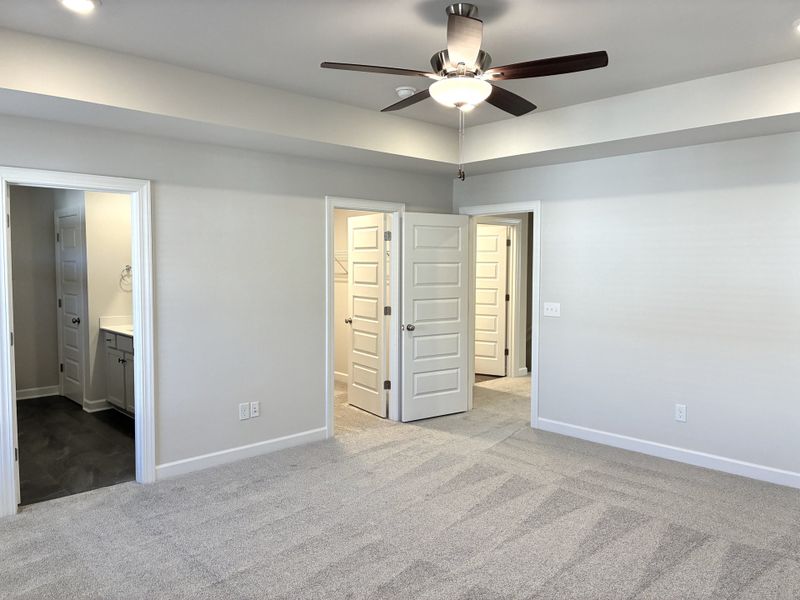 Spacious, unfurnished interior of a new home in Holly Ridge, Greenville (Image 19).