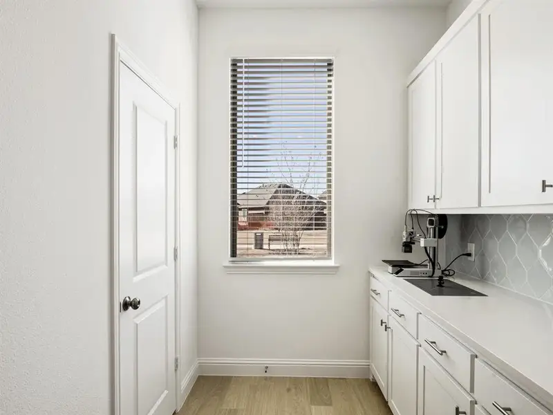 Furnished interior view inside a new home in , Grand Prairie (Image 9).
