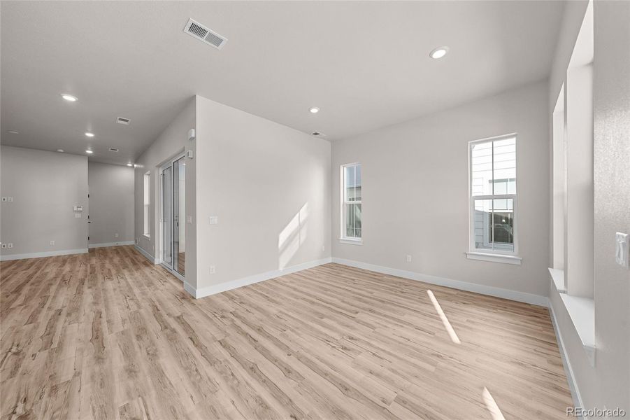 Spacious, unfurnished interior of a new home in Duet at Sterling Ranch, Littleton (Image 14).