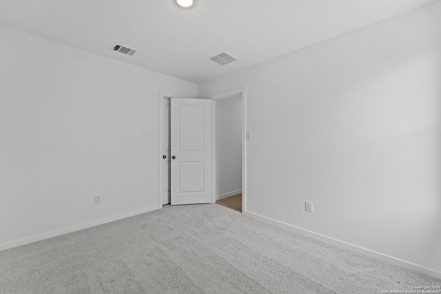 Spacious, unfurnished interior of a new home in Lodi Grove, Floresville (Image 10).