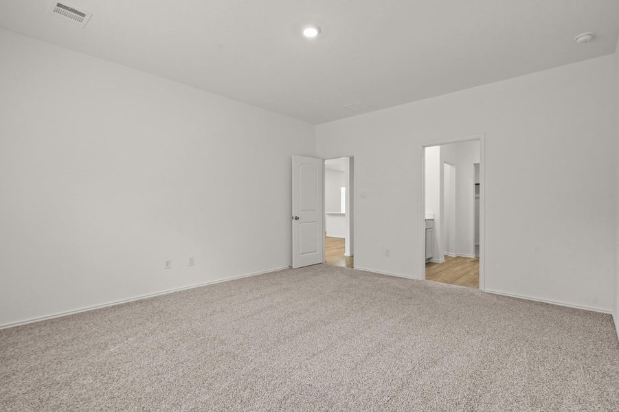 Spacious, unfurnished interior of a new home in Venetian Pines, Conroe (Image 8).