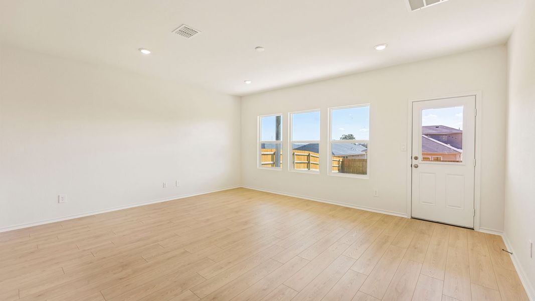 Spacious, unfurnished interior of a new home in Valverde, Bastrop (Image 15).