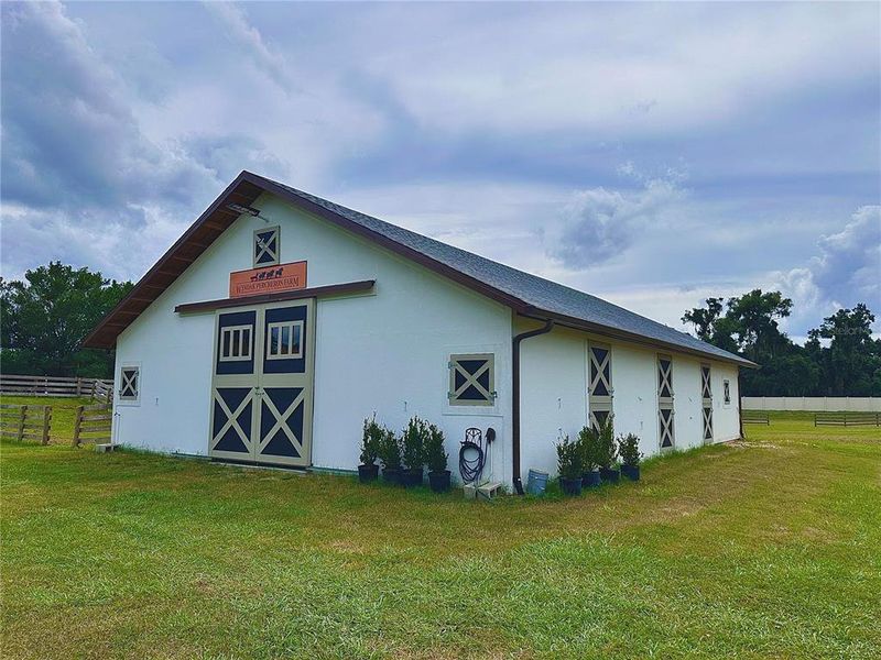 Exterior details and patio area of a home in , Ocala (Image 4).