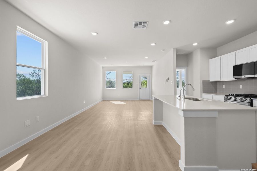 Spacious, unfurnished interior of a new home in Summerlin, San Antonio (Image 28).
