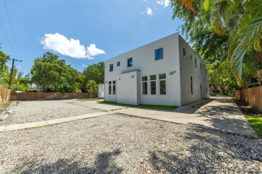 Exterior details and patio area of a home in , Dania Beach (Image 20).