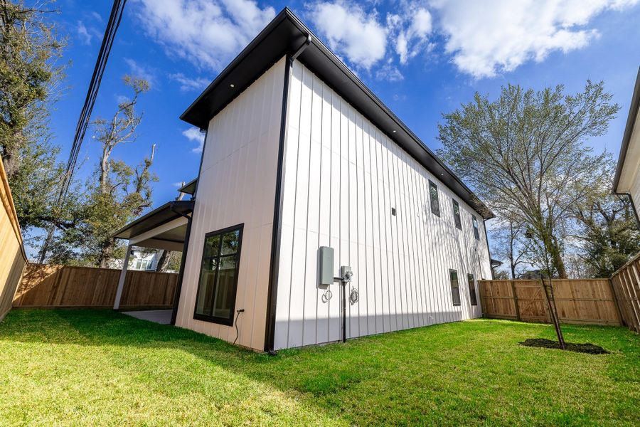 Side yard view highlighting the home’s clean architectural profile and generous lot dimensions.