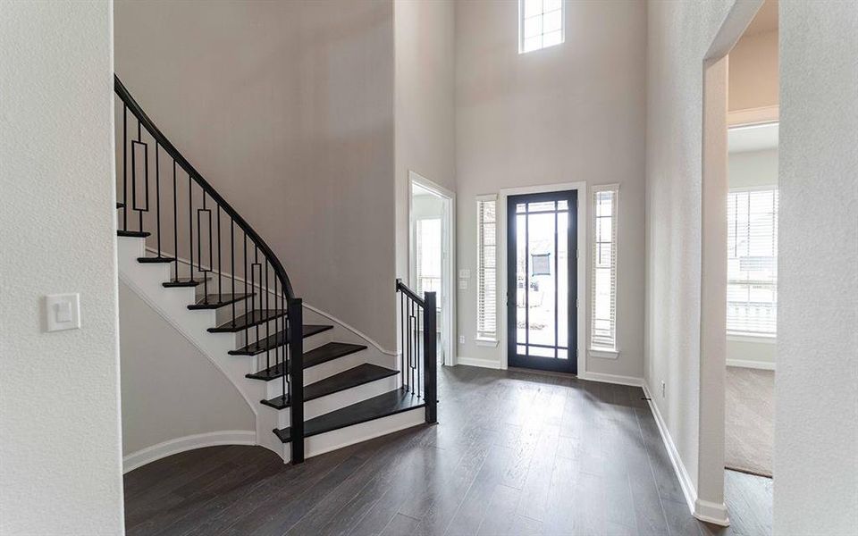 Spacious, unfurnished interior of a new home in Heath Golf & Yacht Club, Forney (Image 14).
