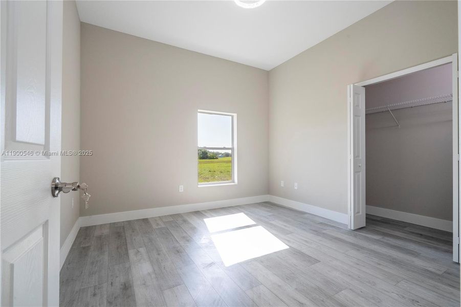 Spacious, unfurnished interior of a new home in , Sebring (Image 23).