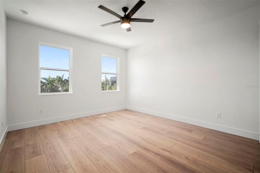 Spacious, unfurnished interior of a new home in , Apollo Beach (Image 20).