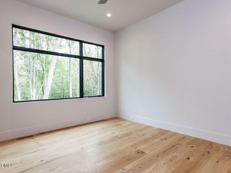 059-1280x960-bedroom