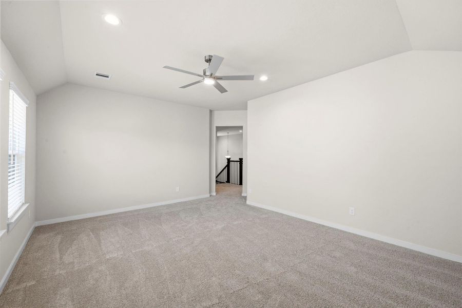 Spacious, unfurnished interior of a new home in Barton Creek Ranch, Conroe (Image 29).