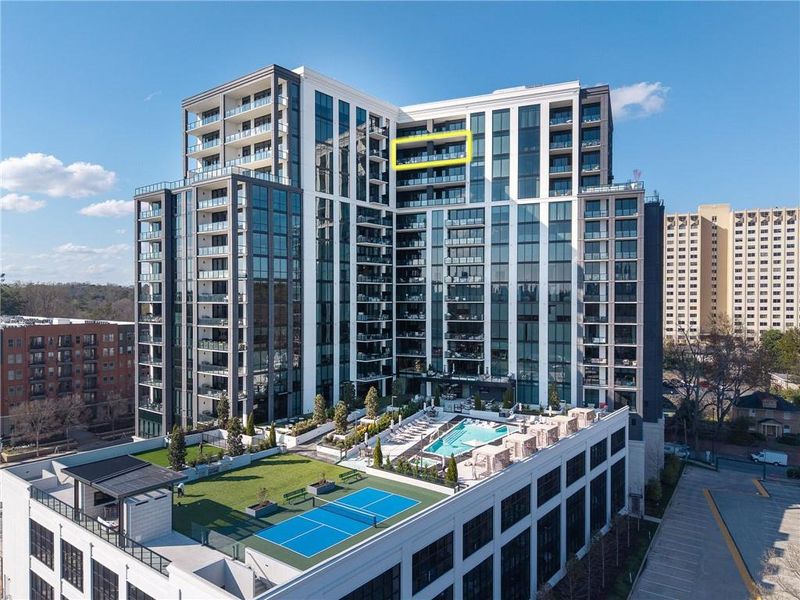 Condo located in Atlanta, GA showcasing its design and architecture (Image 31).