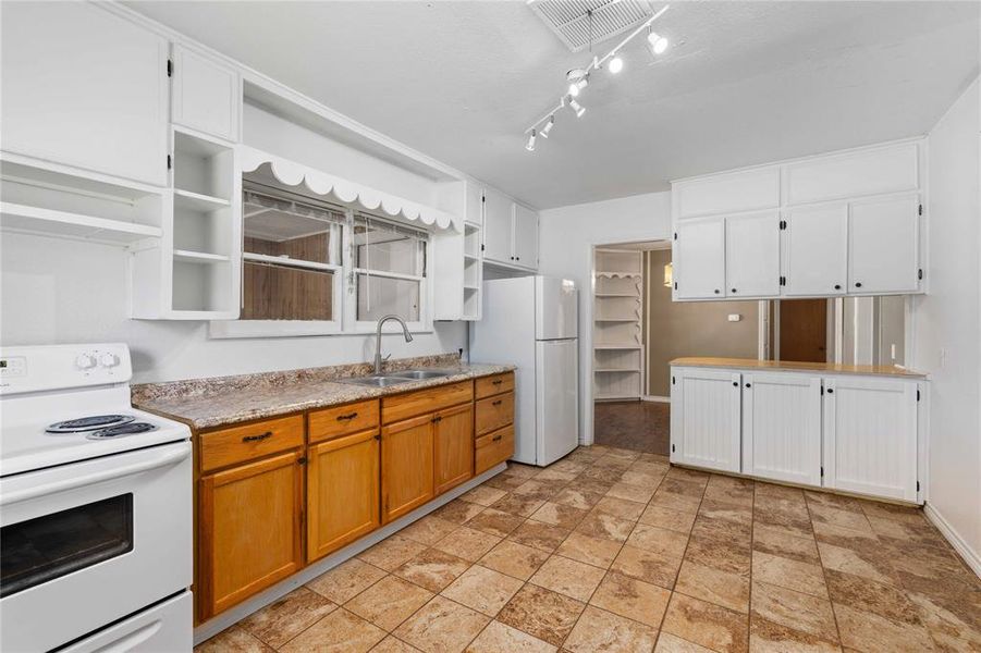 Furnished interior view inside a new home in , Brownwood (Image 5).