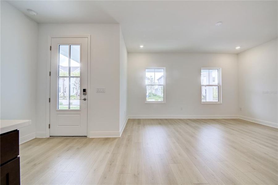 Spacious, unfurnished interior of a new home in Bungalow Walk at Lakewood Ranch, Sarasota (Image 32).