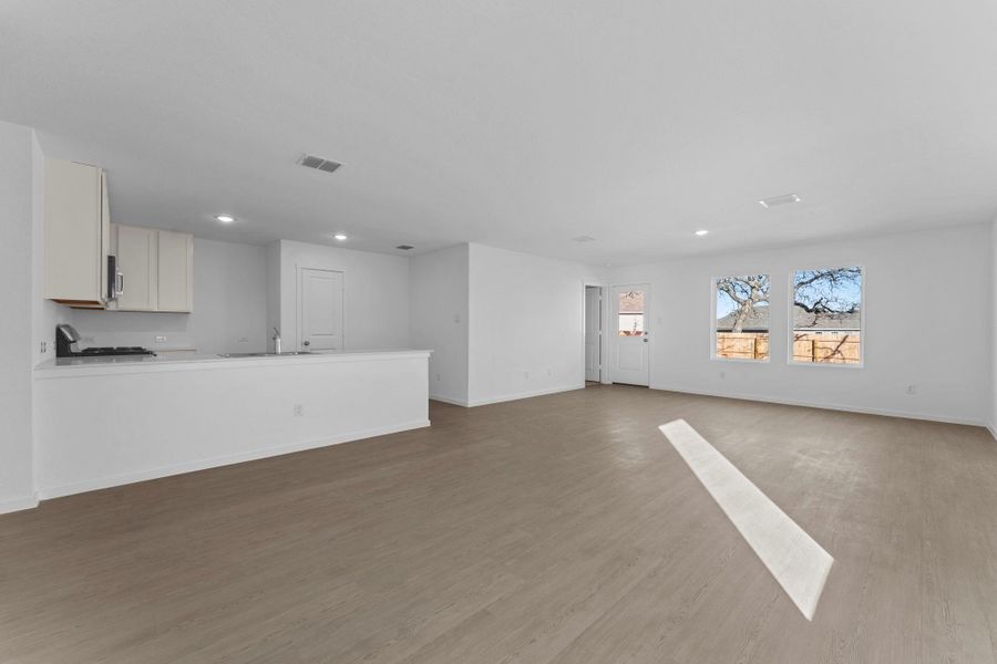 Spacious, unfurnished interior of a new home in Friendship Oaks, Fredericksburg (Image 18).