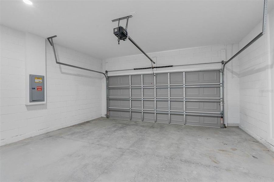 Spacious, unfurnished interior of a new home in , Citrus Springs (Image 46).
