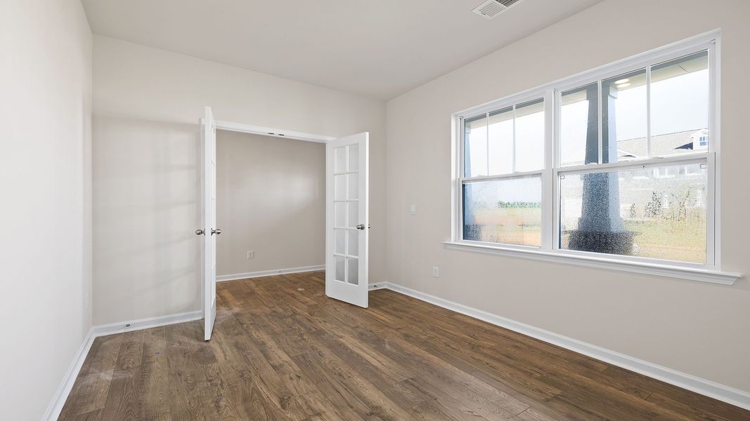 Spacious, unfurnished interior of a new home in Chestnut Ridge, Greenville (Image 14).