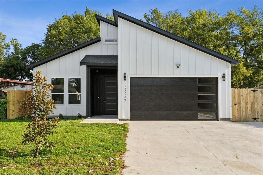 View of front of home featuring a front lawn