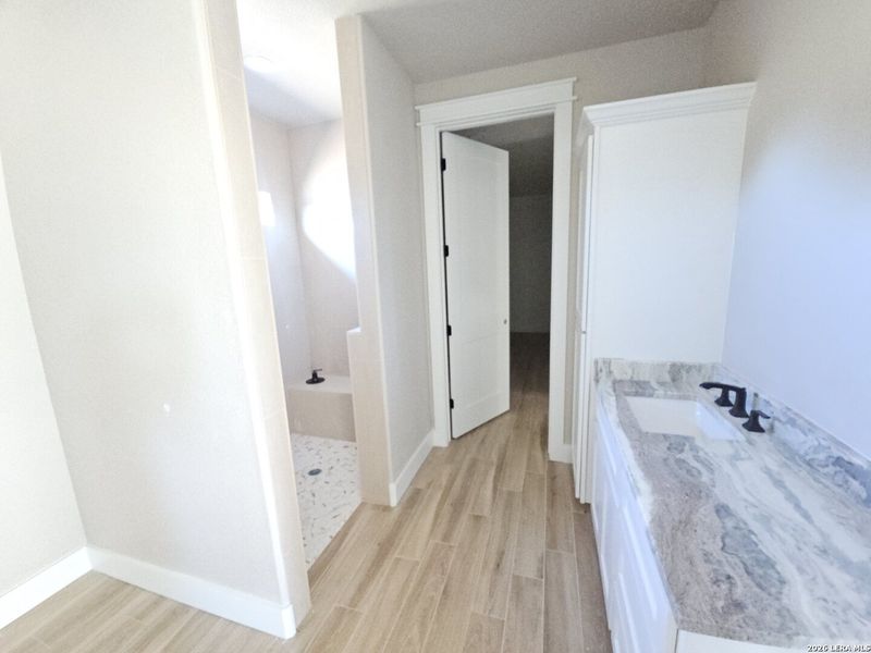 Spacious, unfurnished interior of a new home in , Bandera (Image 24).