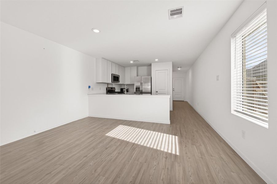 Spacious, unfurnished interior of a new home in Anniston, Katy (Image 27).