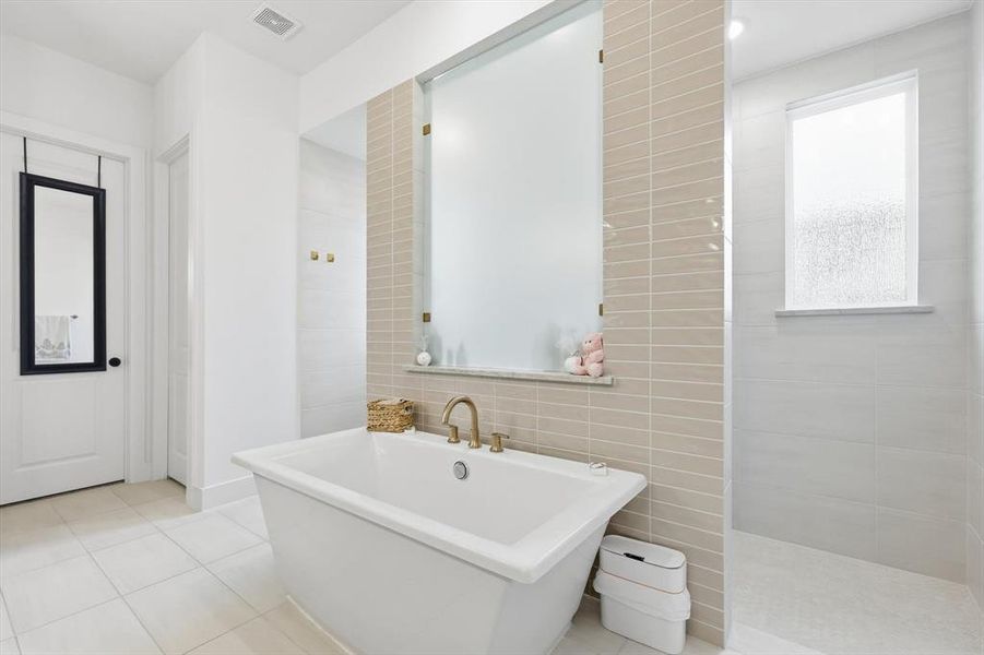 Double shower with 2 shower heads and separate soaking tub Double shower with 2 shower heads and separate soaking tub