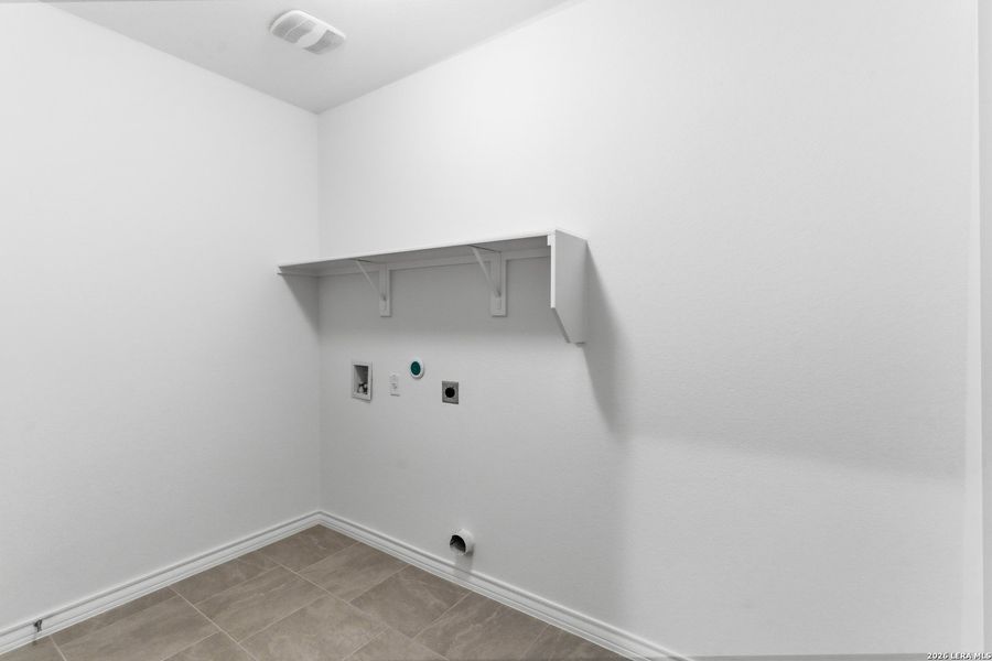 Spacious, unfurnished interior of a new home in Lily Springs, Seguin (Image 34).