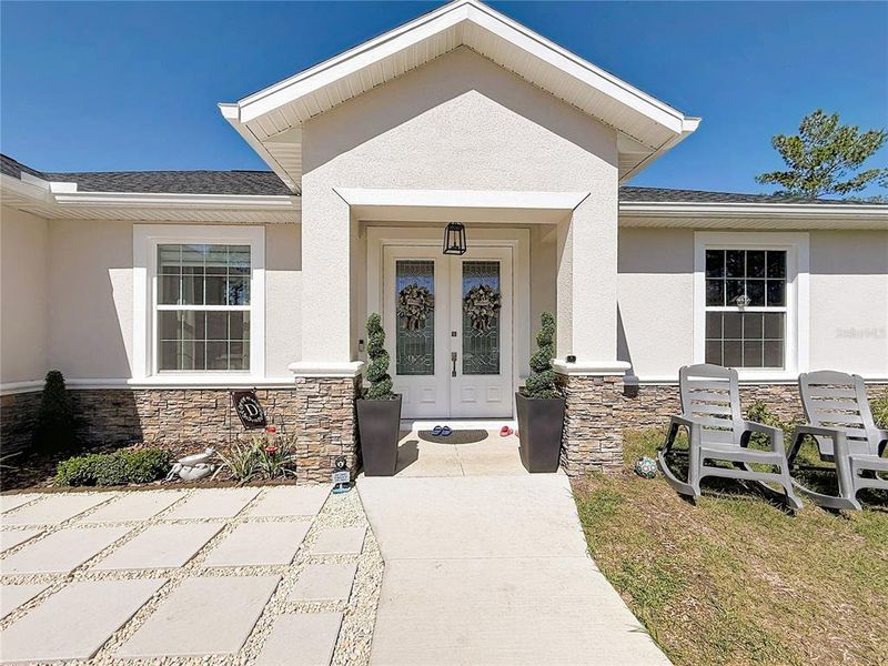 Exterior details and patio area of a home in , Dunnellon (Image 3).