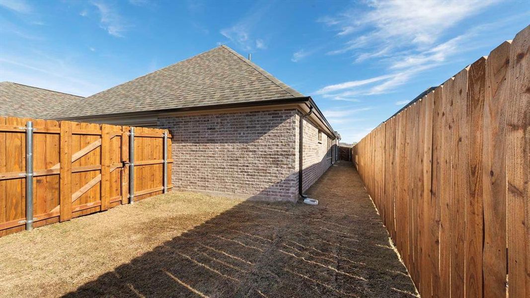 Exterior details and patio area of a home in Avondale 40', Fate (Image 3).