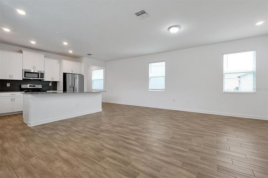 Spacious, unfurnished interior of a new home in , Orlando (Image 15).
